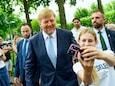 Koning Willem-Alexander gaat vaak op de foto met omstanders.